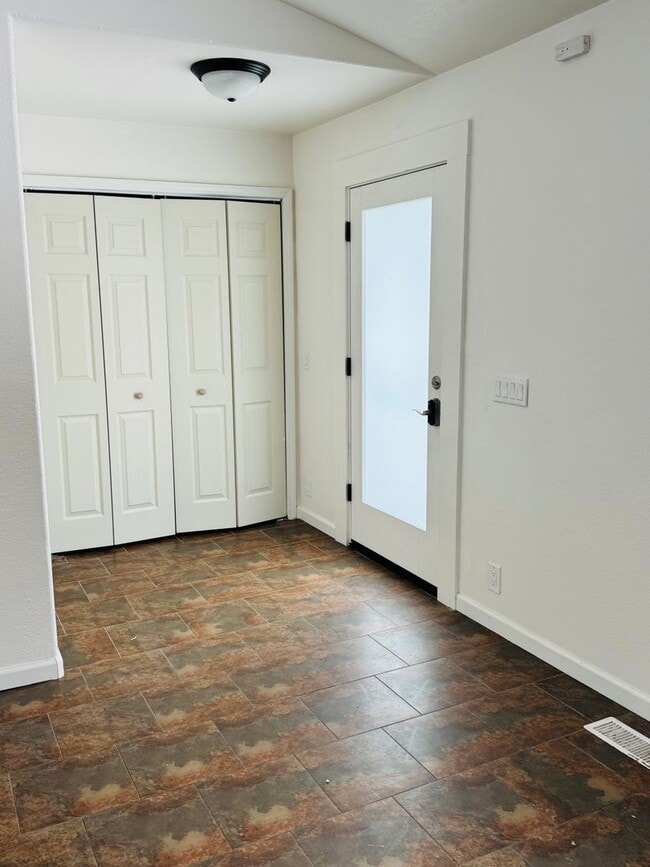 Building Photo - 2 bedroom 2 bath cabin close to hiking and biking trails