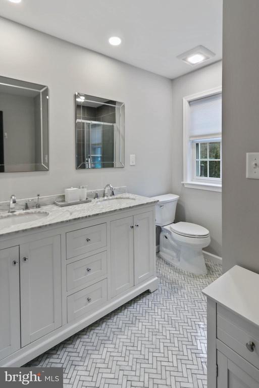 Building Photo - 10 Boulder Brook Dr