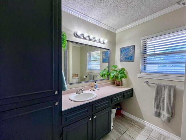 Building Photo - 4722 Florist St