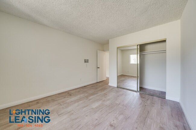 Building Photo - 5130 1/2 Yarmouth-25D