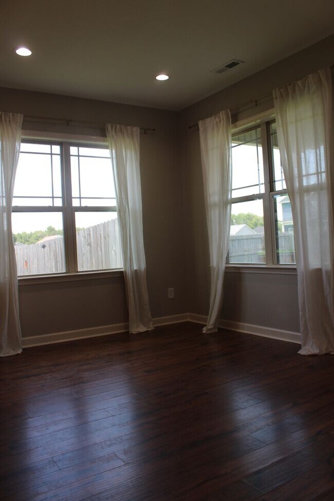 Building Photo - 3 Bed/2 Bath Home - Desirable Planter's Ridge Subdivision/CBA Schools