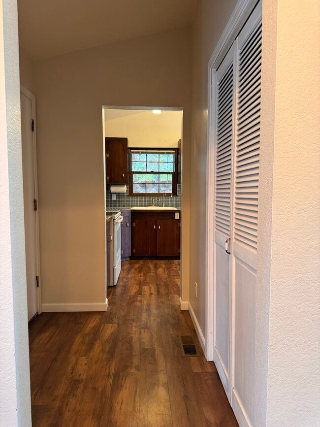 Building Photo - Selah 4 bedroom 3 Bathroom Double Garage, Fenced Yard