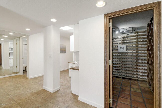 Building Photo - Beautiful 5 bed/4 bath + Den in Desirable Paradise Valley
