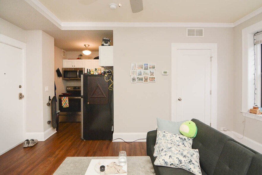 Building Photo - 817 W Lakeside Pl