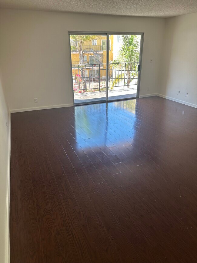 Building Photo - 433 S Manhattan Pl