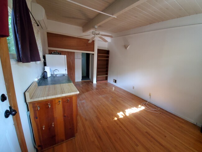 Building Photo - 10852 Plainview Ave