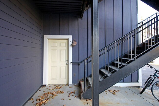 Building Photo - Move-in Ready, Light-Filled Downtown Condo