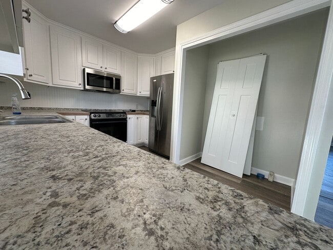 Building Photo - Great newly updated 3 bed 1 bath home in G...
