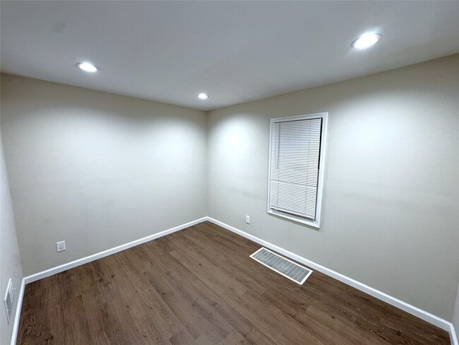 Building Photo - 33 1/2 Oak St