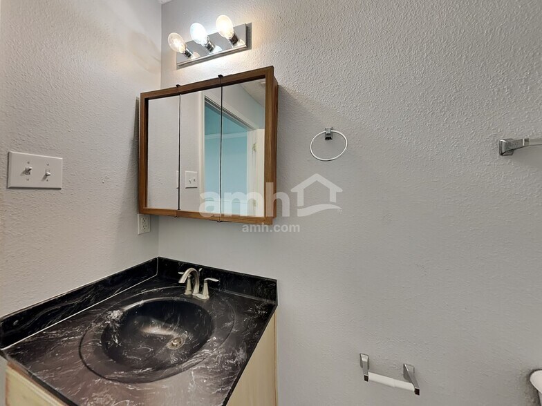 Building Photo - 1316 Clove Ct