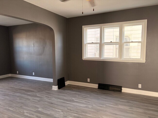 Building Photo - Charming 2-Bedroom Home with Porch and Garage!