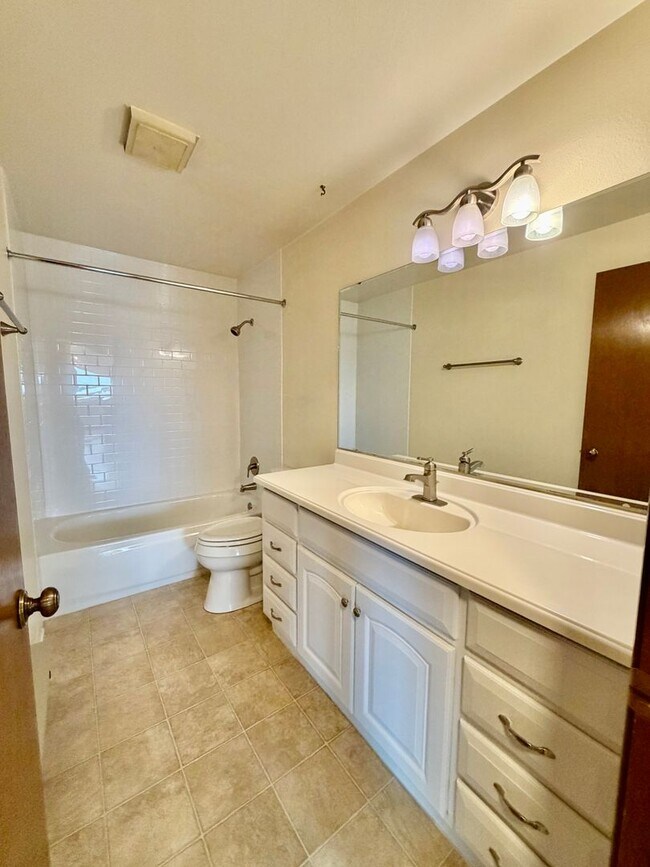 Building Photo - Bright Penthouse Corner Unit w/Garage Parking included - Panoramic Views in Ballard!