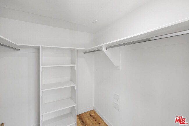 Building Photo - 5229 Willowcrest Ave