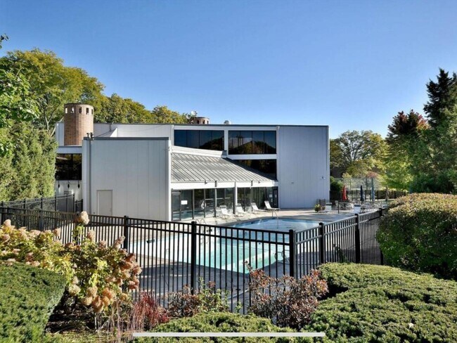 Building Photo - 4 Birch Tree Ct