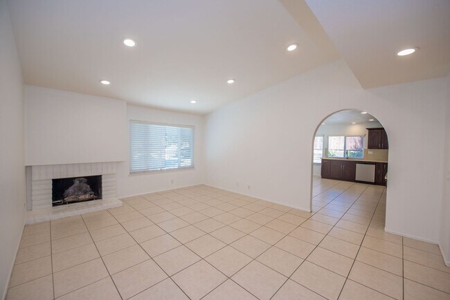 Building Photo - Spacious 4 Bedroom Home in Quiet Yorba Linda Neighborhood