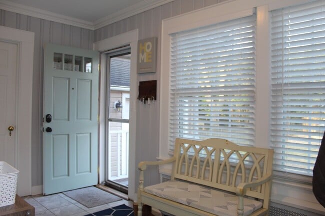 Building Photo - LARCHMONT