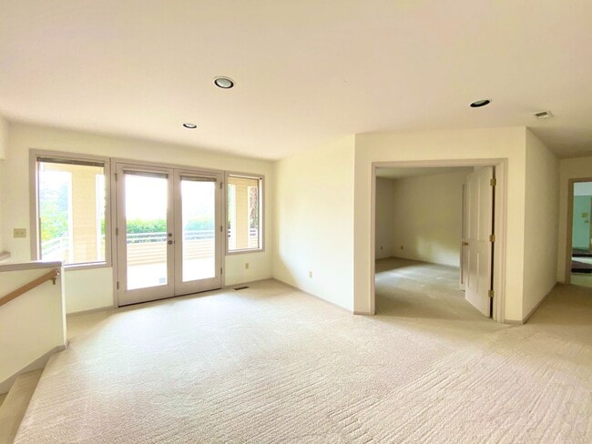 Building Photo - Gorgeous Lakeview Home for rent