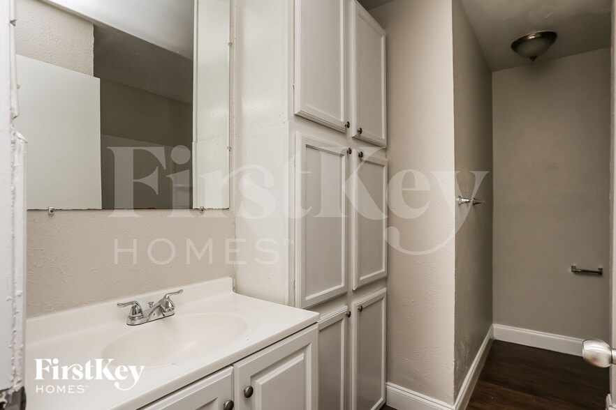 Building Photo - 6418 Briarknoll Dr