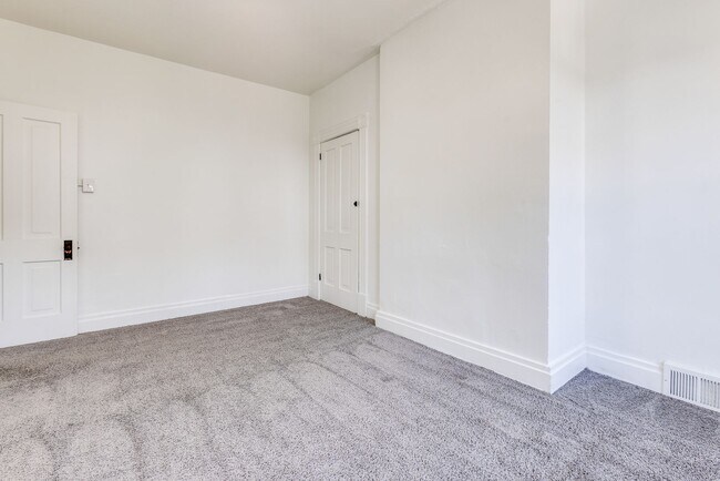 Building Photo - AVAILABLE NOW - Beautifully RENOVATED 3 Bedroom Home w/ TONS of Natural Light!