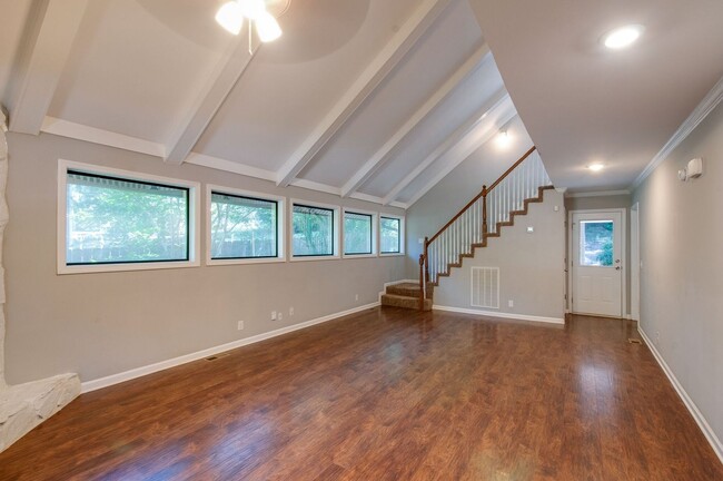 Building Photo - 625 Mercer Dr