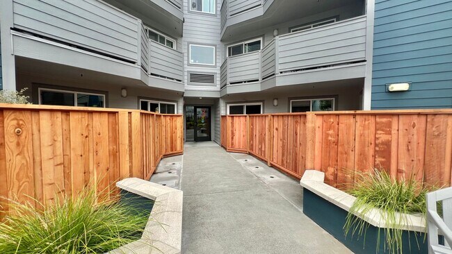 Building Photo - Top Floor Sweet and Spacious studio with resort style amenities and In-Unit Washer & Dryer!