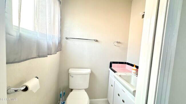 Building Photo - 5133 Pikes Peak Dr