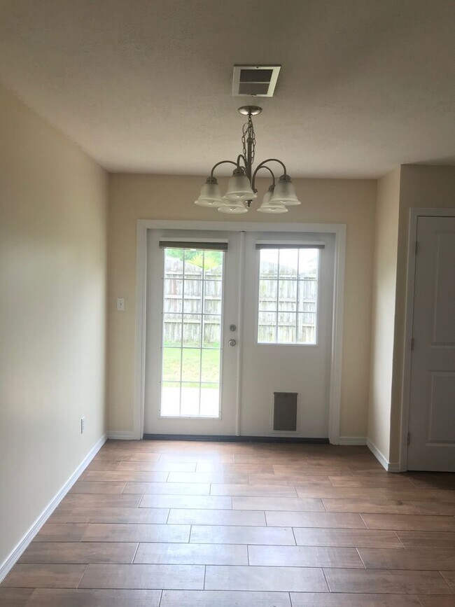 Building Photo - Convenient Location to Hulrburt Field