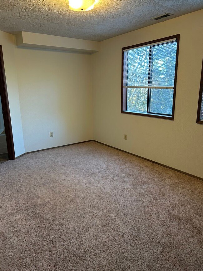 Building Photo - (379) Glenridge Dr. - 2 Bedroom / 1.5 Bathroom - Townhome Duplex