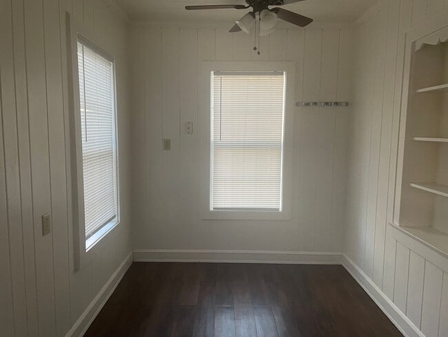 Building Photo - 2/1 with bonus room FENCED YARD PET FRIENDLY