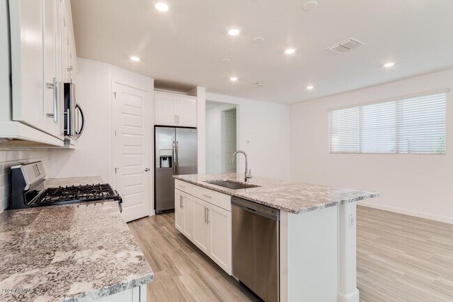 Building Photo - 1070 E Marlin Dr