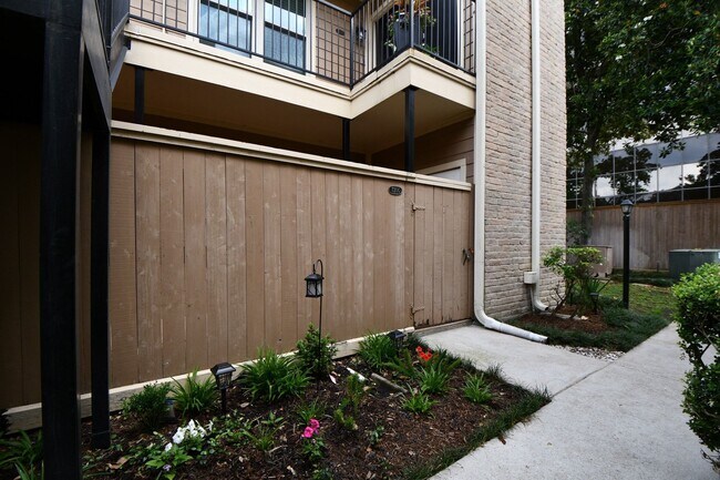 Building Photo - 720 Bering Dr