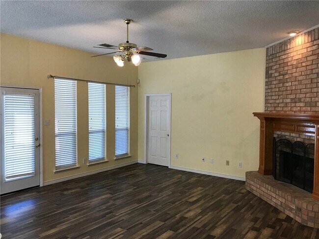 Building Photo - 1300 Rosewood Ln