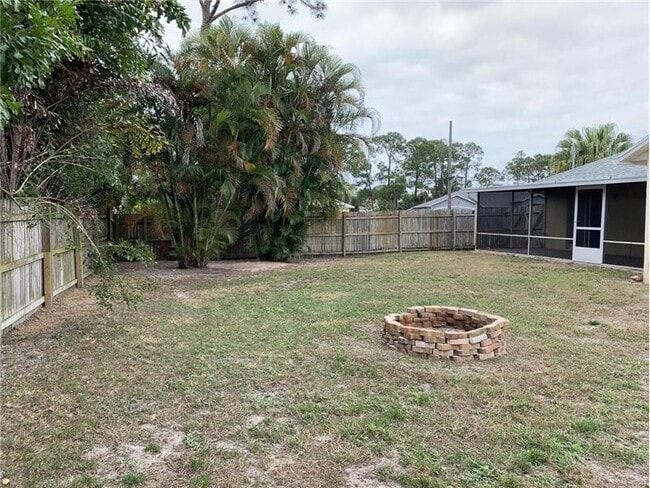 Building Photo - 998 SW N Globe Ave