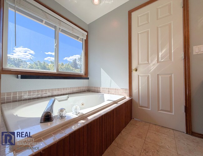 Building Photo - 9085 SW Trigger Ct