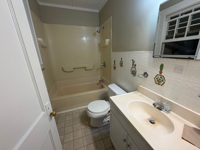 Building Photo - Quaint Brick Cottage w/Covered Parking