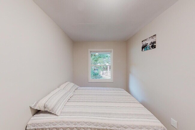 Building Photo - Hickory Hills Estates Home, a 8 minute walk to transit stop N Hairston Rd & 452