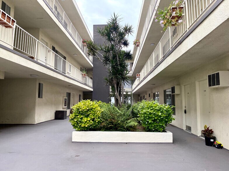 Primary Photo - Bronson Towers