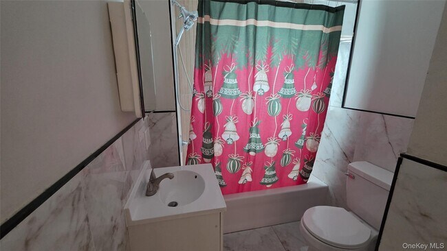 Building Photo - 208 Glenmere Rd