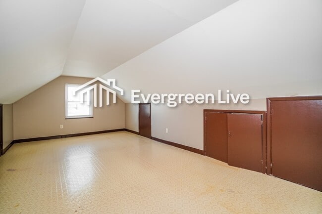 Building Photo - 567 S Weyant Ave