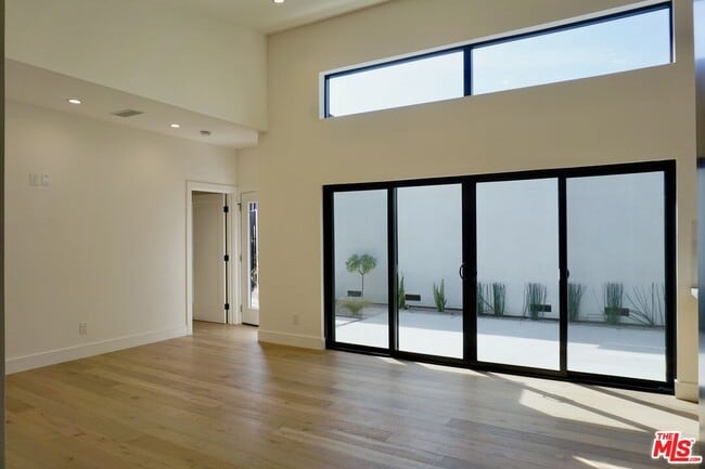 Building Photo - 2668 Greenfield Ave