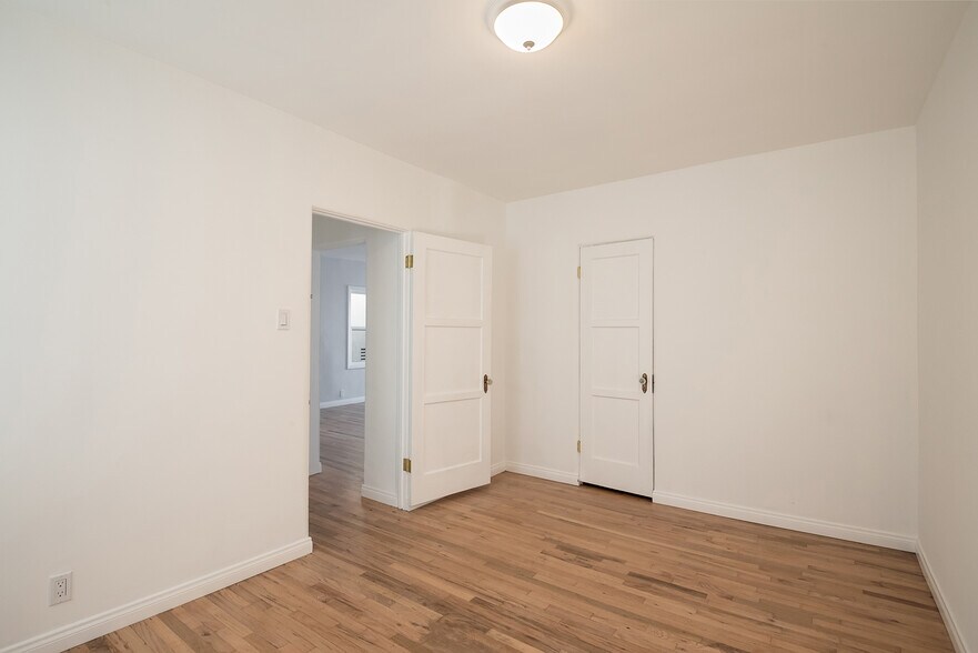Building Photo - 138 35th St