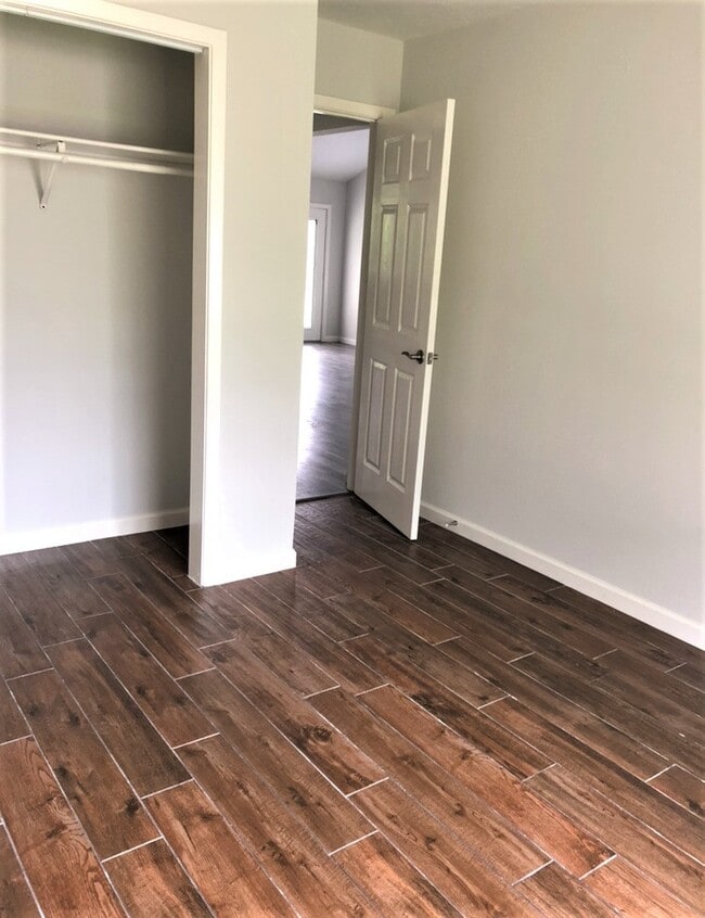 Building Photo - 1919 Oakwell Ln