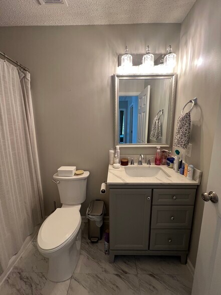 Building Photo - 8814 Meadowmont View Dr