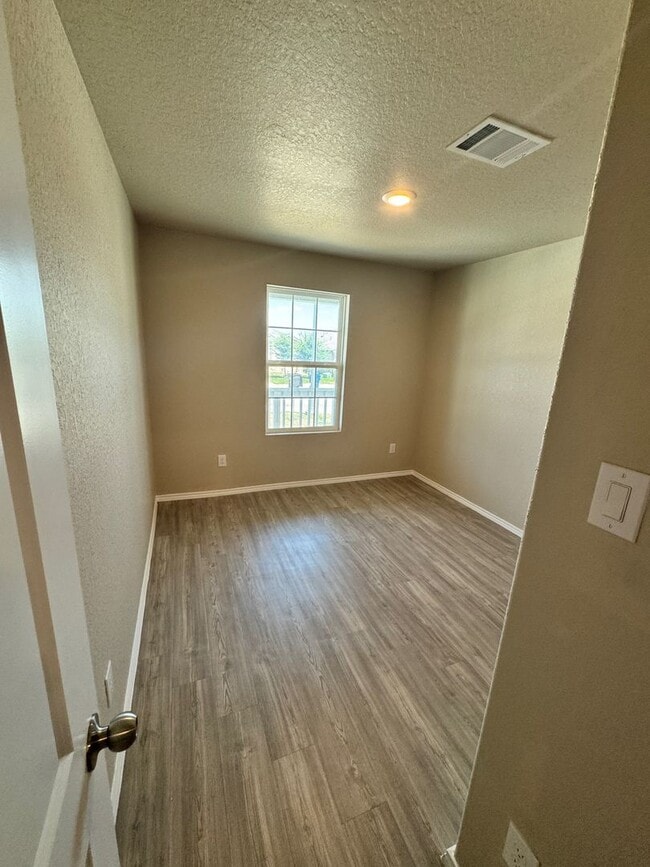 Building Photo - Move-In Ready Modern Home with Open Layout...