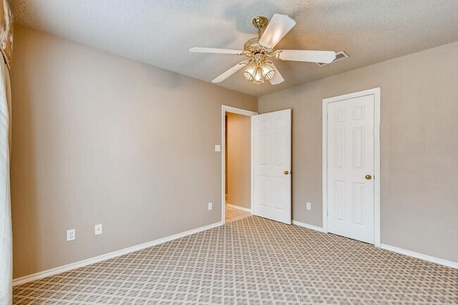 Building Photo - 5930 River Bend Dr