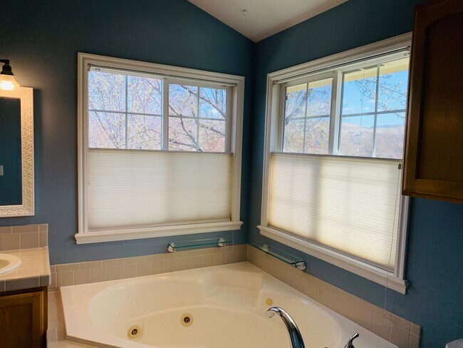 Building Photo - Beautiful Home In South East Boise!