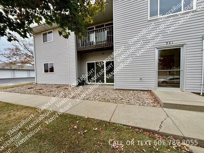 Building Photo - Updated Walk-Out 2 Bedroom Apartment!
