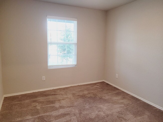Building Photo - Gorgeous 3-bedroom, 2 Bathroom, Minutes fr...