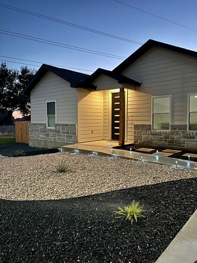 Building Photo - 108 S Thomas Cv