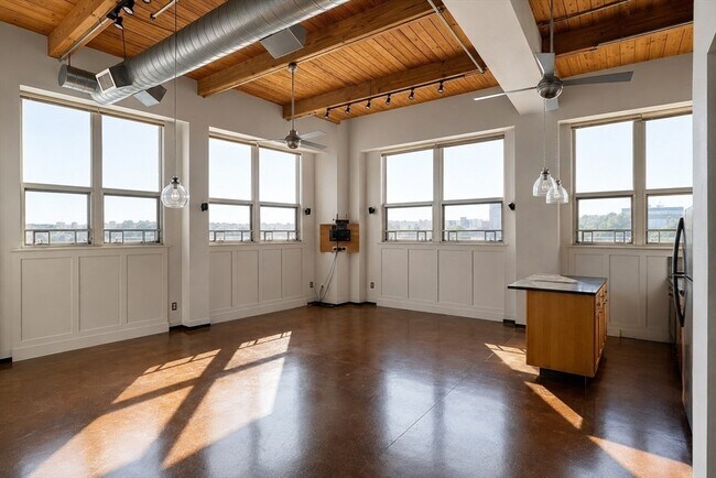 Building Photo - 118 Holmes St